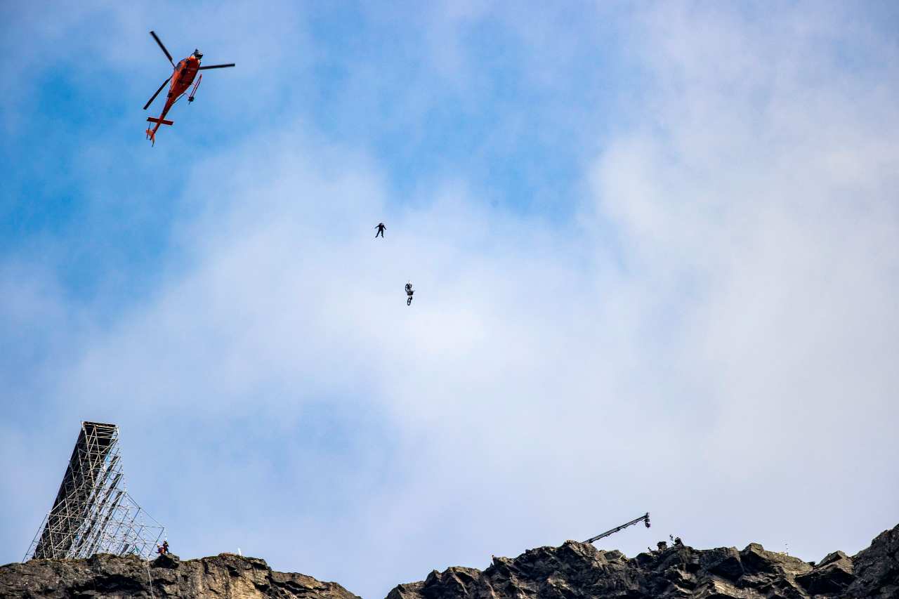 Tom Cruise, salto nel vuoto in moto: la nuova Mission Impossible - Video