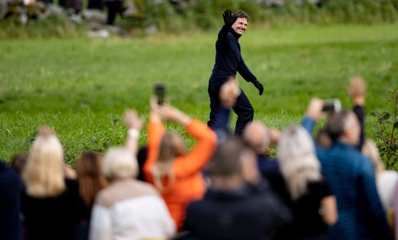 Tom Cruise, salto nel vuoto in moto: la nuova Mission Impossible - Video