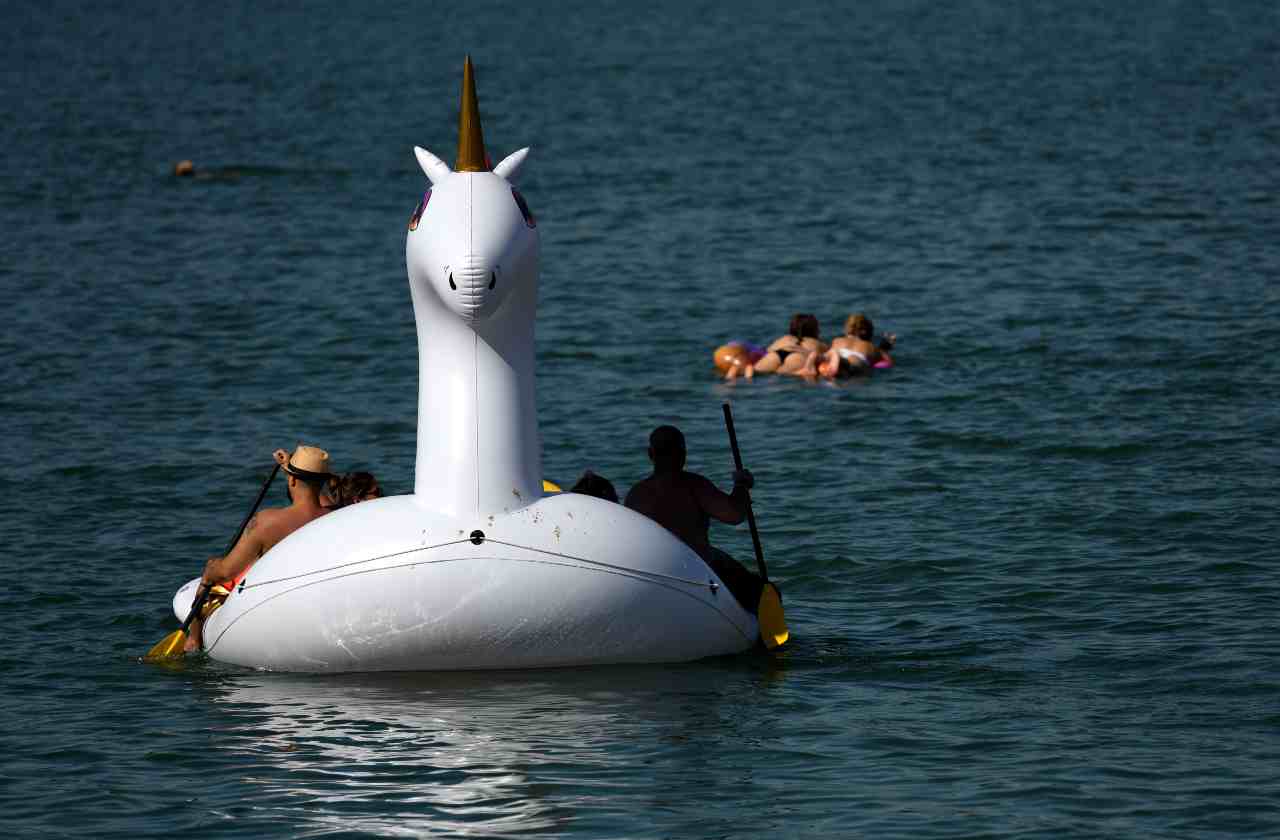 Salvataggio in mare, bimba alla deriva su un unicorno galleggiante - Video