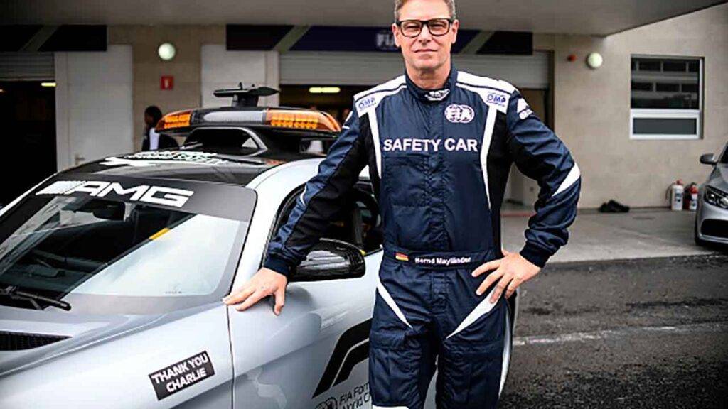 “Hamilton è un frustrato” l’accusa di un pilota della safety car