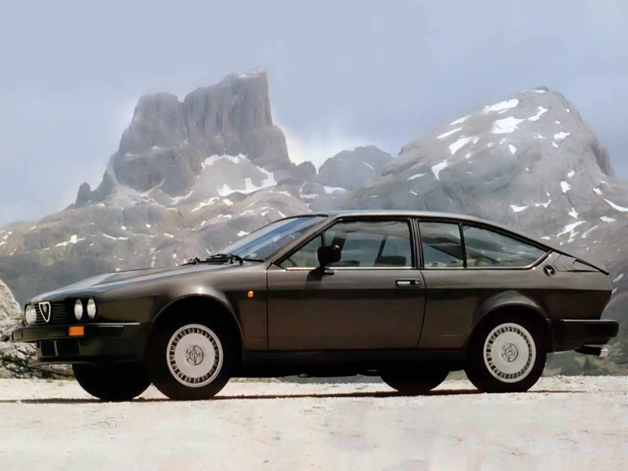 Alfa Romeo GTV tra le auto di James Bond