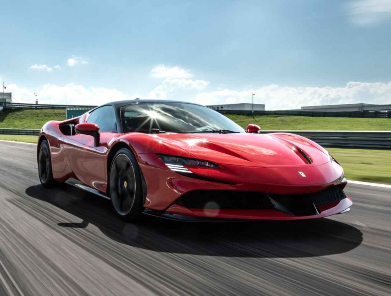 Ferrari SF90 Stradale, il record sulla pista di Top Gear - Video