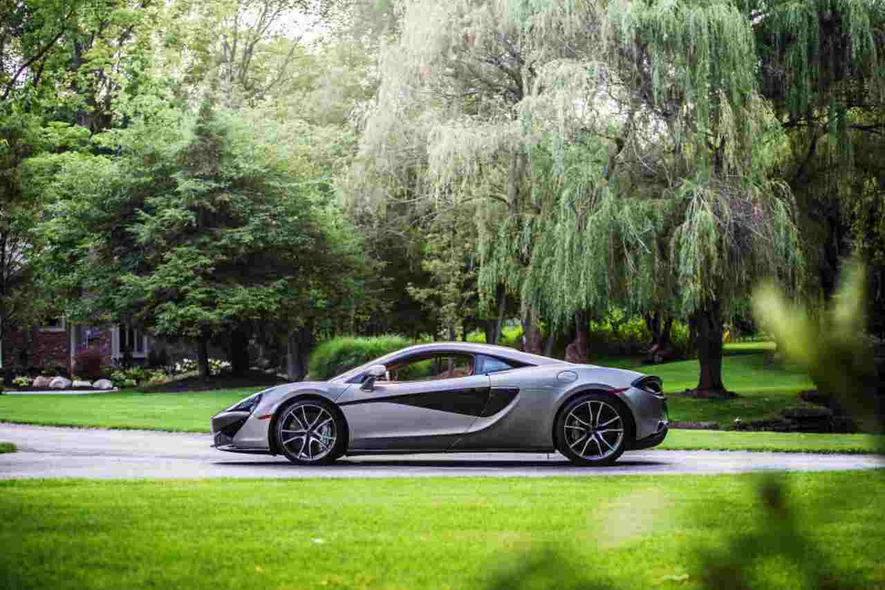 McLaren 570 GT Coupé distrutta nel parcheggio di un Sainsbury - Foto