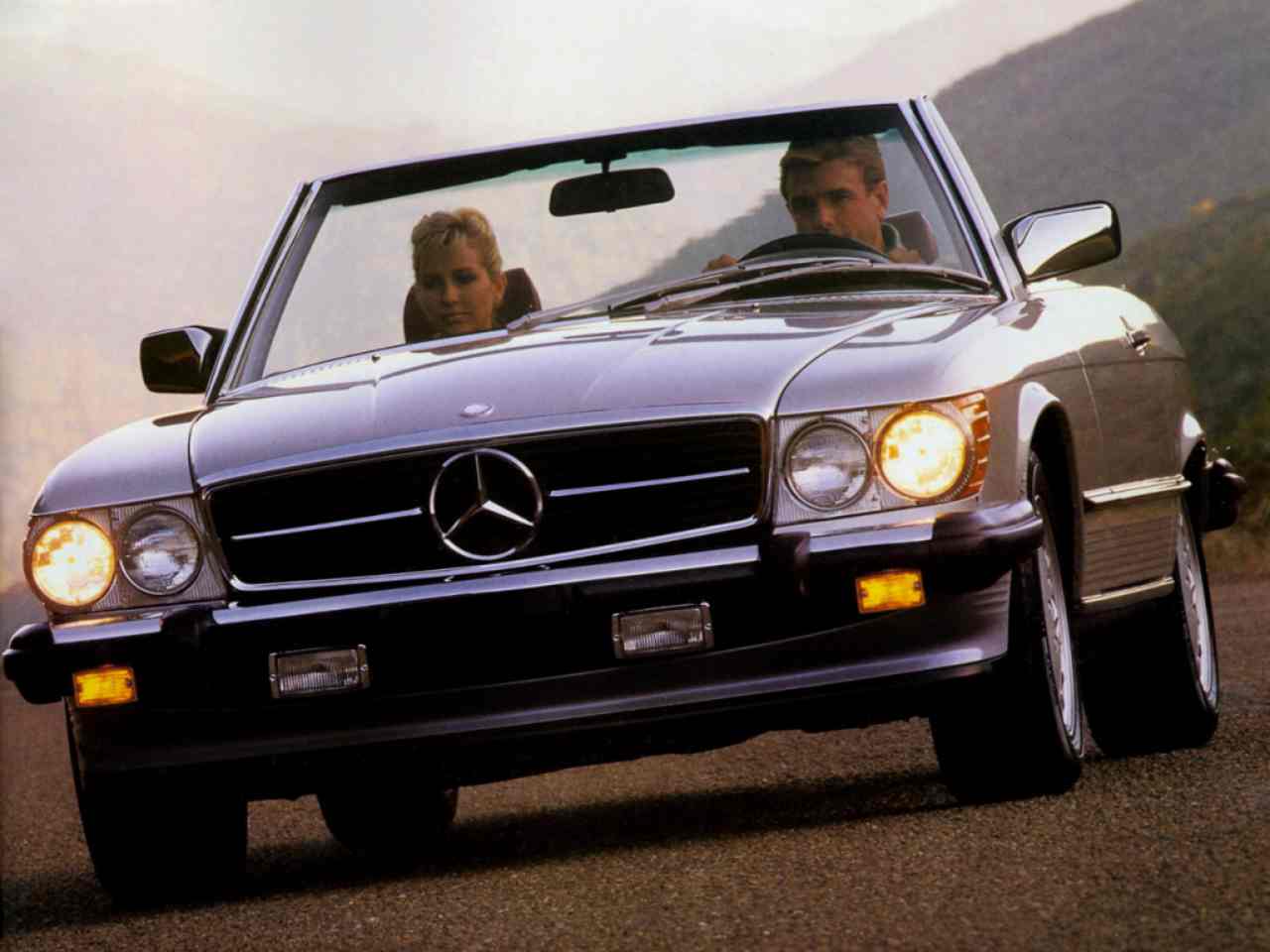 Mercedes-Benz 560 SL tra le auto nel garage di Mike Tyson