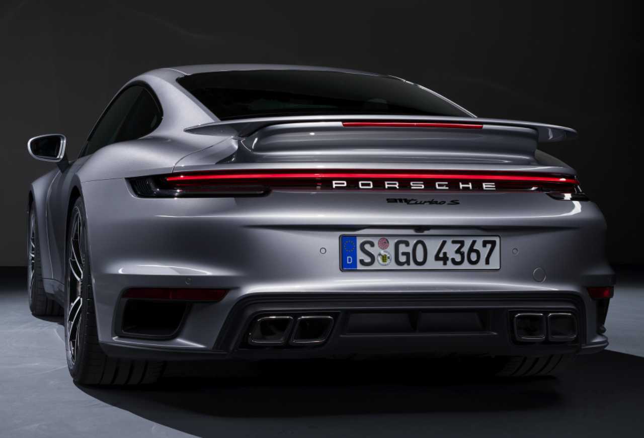 La Porsche 911 Turbo S, una delle supercar nel garage di LeBron James