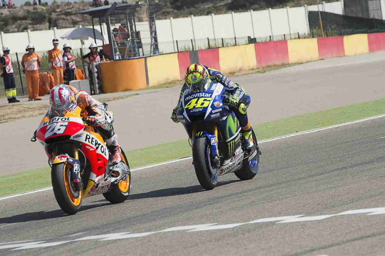 MotoGP Aragon 2015: Valentino Rossi contro Pedrosa, la battaglia - Video