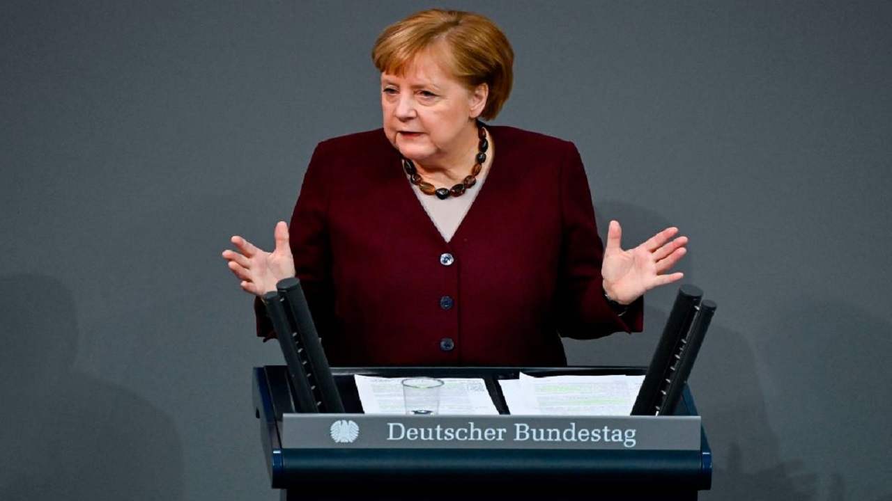 Angela Merkel auto contro ufficio