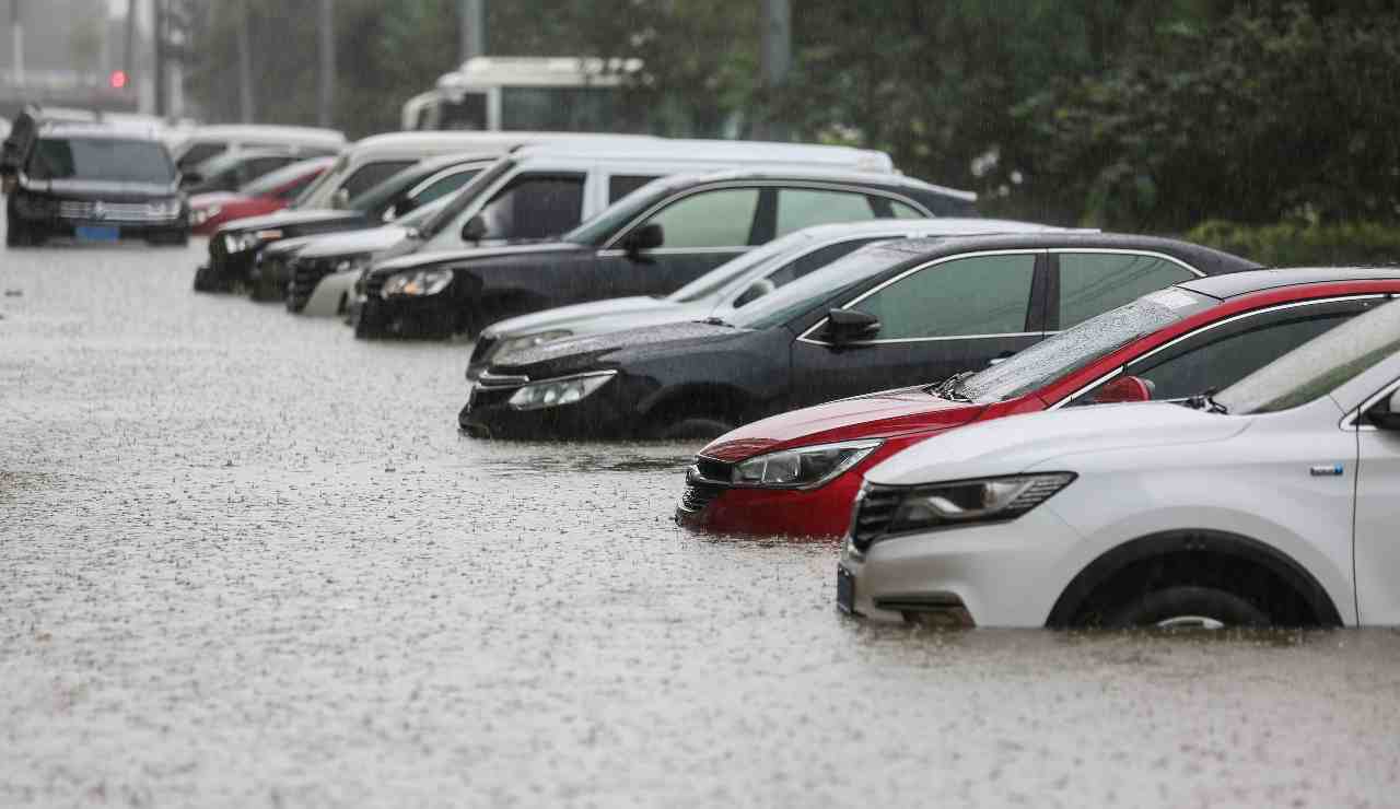 auto sommersa in acqua autista