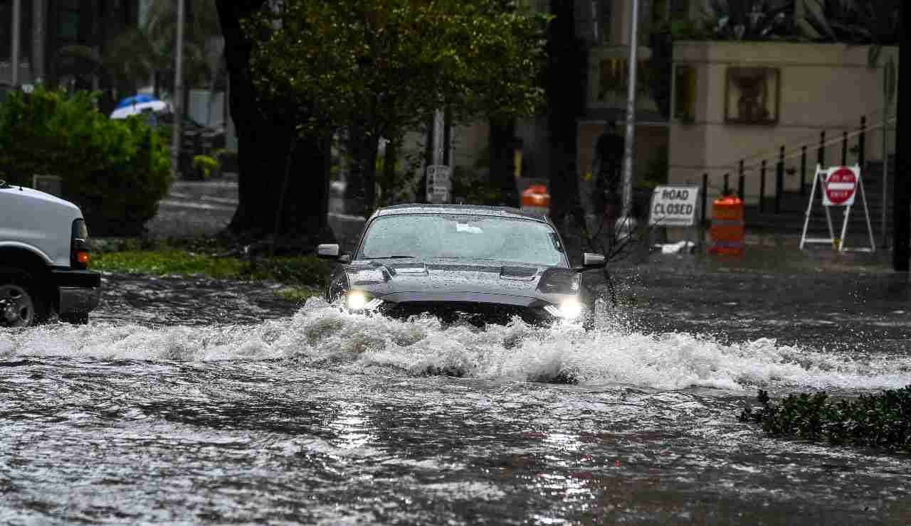 auto sommersa in acqua