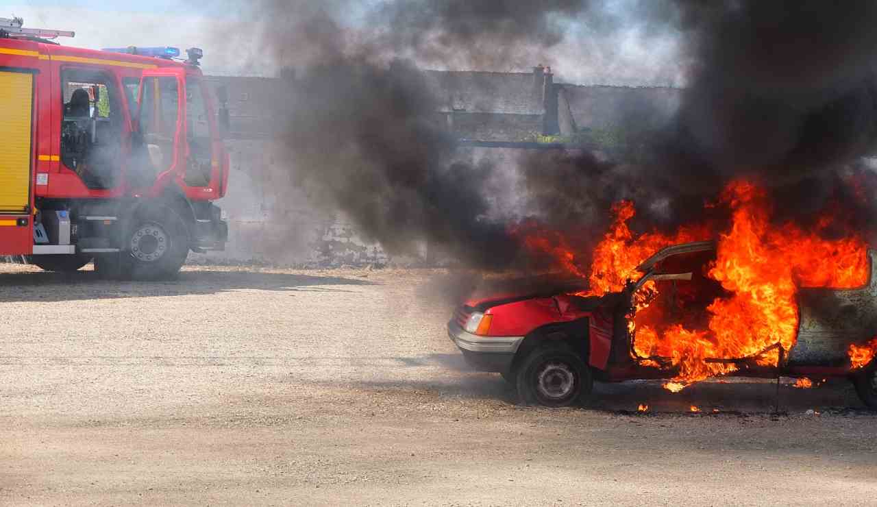 incendia auto arrestate