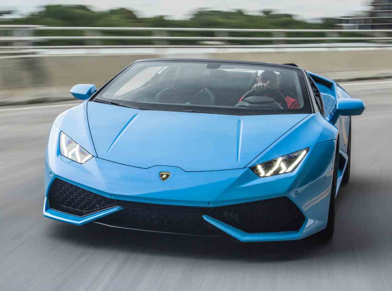 Lamborghini Huracan sulle acque durante una tempesta tropicale - Video