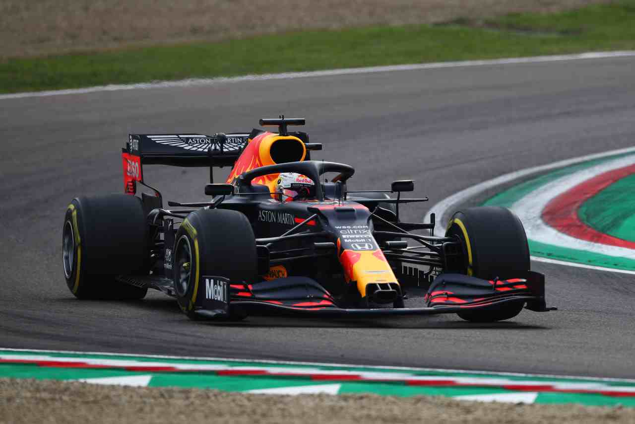 Max Verstappen è stato costretto al ritiro quando era secondo a 12 giri dalla fine a Imola. La Formula 1 pubblica il video della foratura da un'angolazione inedita