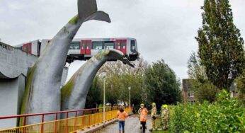 Rotterdam, metropolitana deraglia: scultura evita tragedia, video incidente