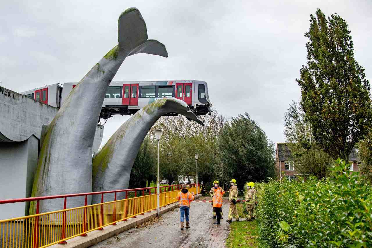 Metro fuori controllo a Rotterdam, una scultura evita la tragedia - Video