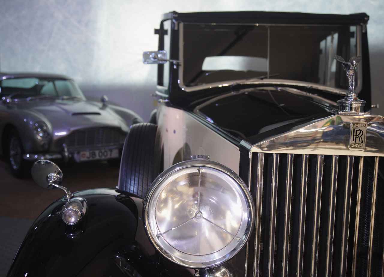 Bentley, Rolls-Royce, Jaguar: le Auto simbolo della serie The Crown (foto Getty Images)
