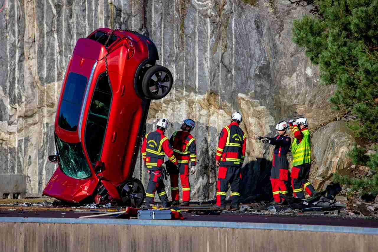 Volvo XC-40, il crash test più estremo del mondo - Video