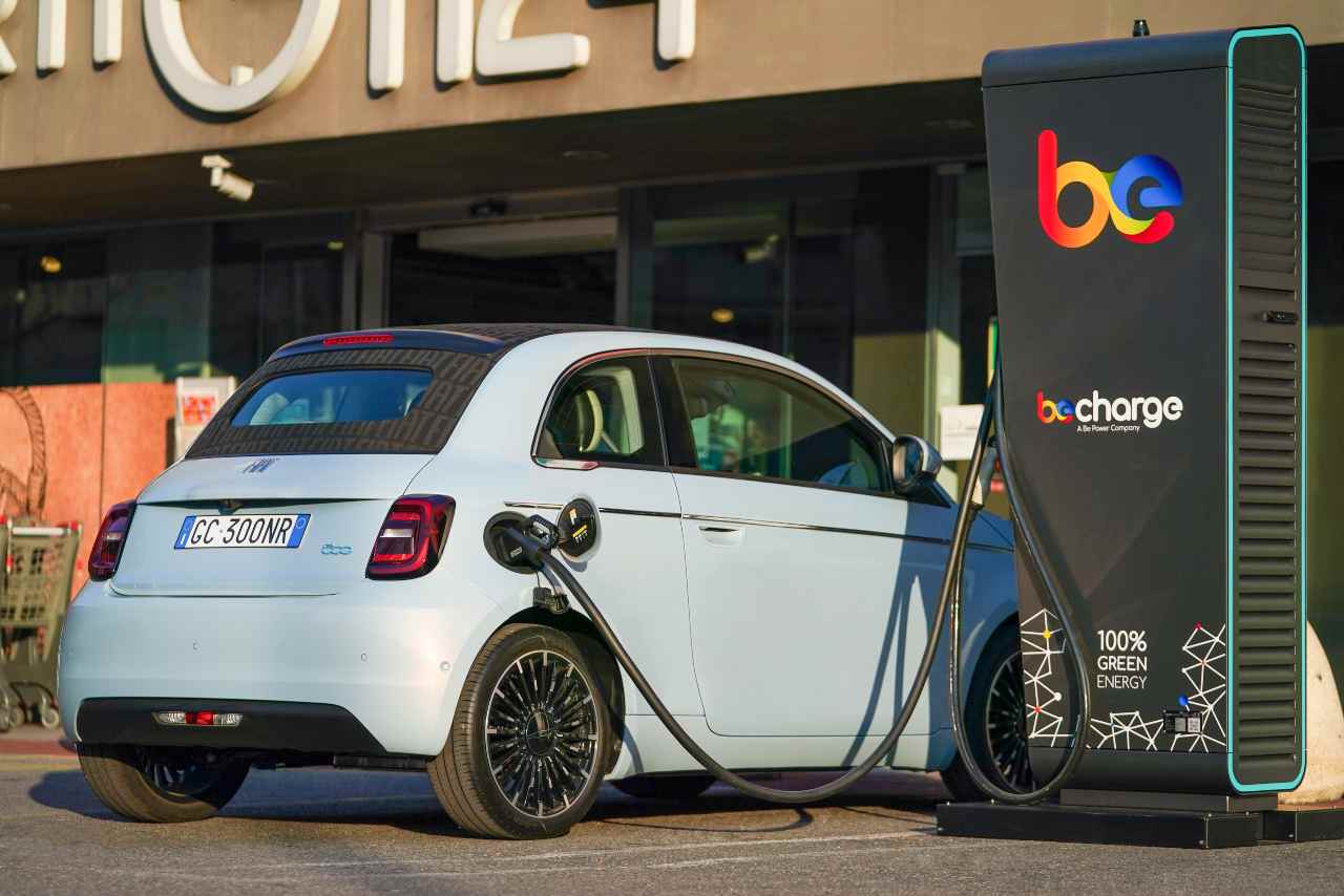 Fiat 500 elettrica, l'accordo con Carrefour per la ricarica