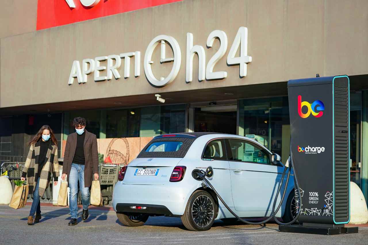 Fiat 500 elettrica, i dettagli del progetto Shop & Charge