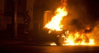 Follia in strada, botte e Auto bruciata: il motivo è assurdo