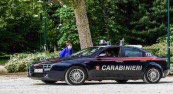Danneggia Auto e fugge coprendo la targa: il goffo tentativo finisce male