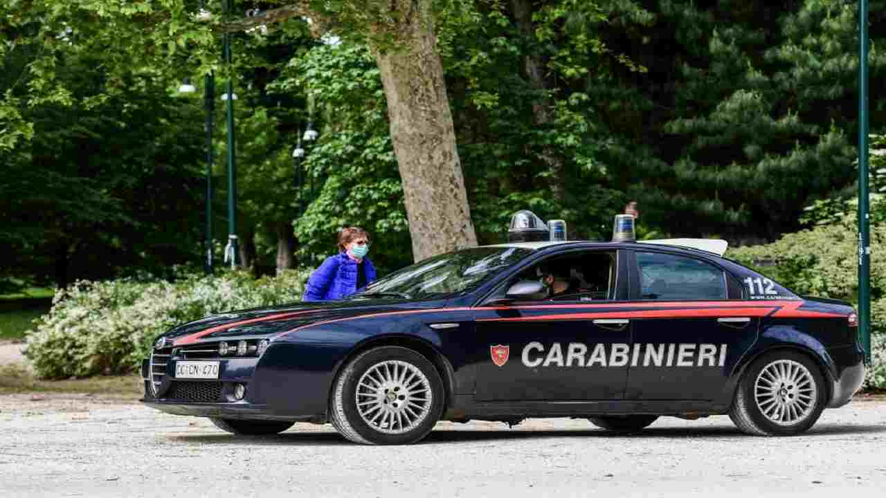 Frosinone danneggia auto e fugge coprendo la targa