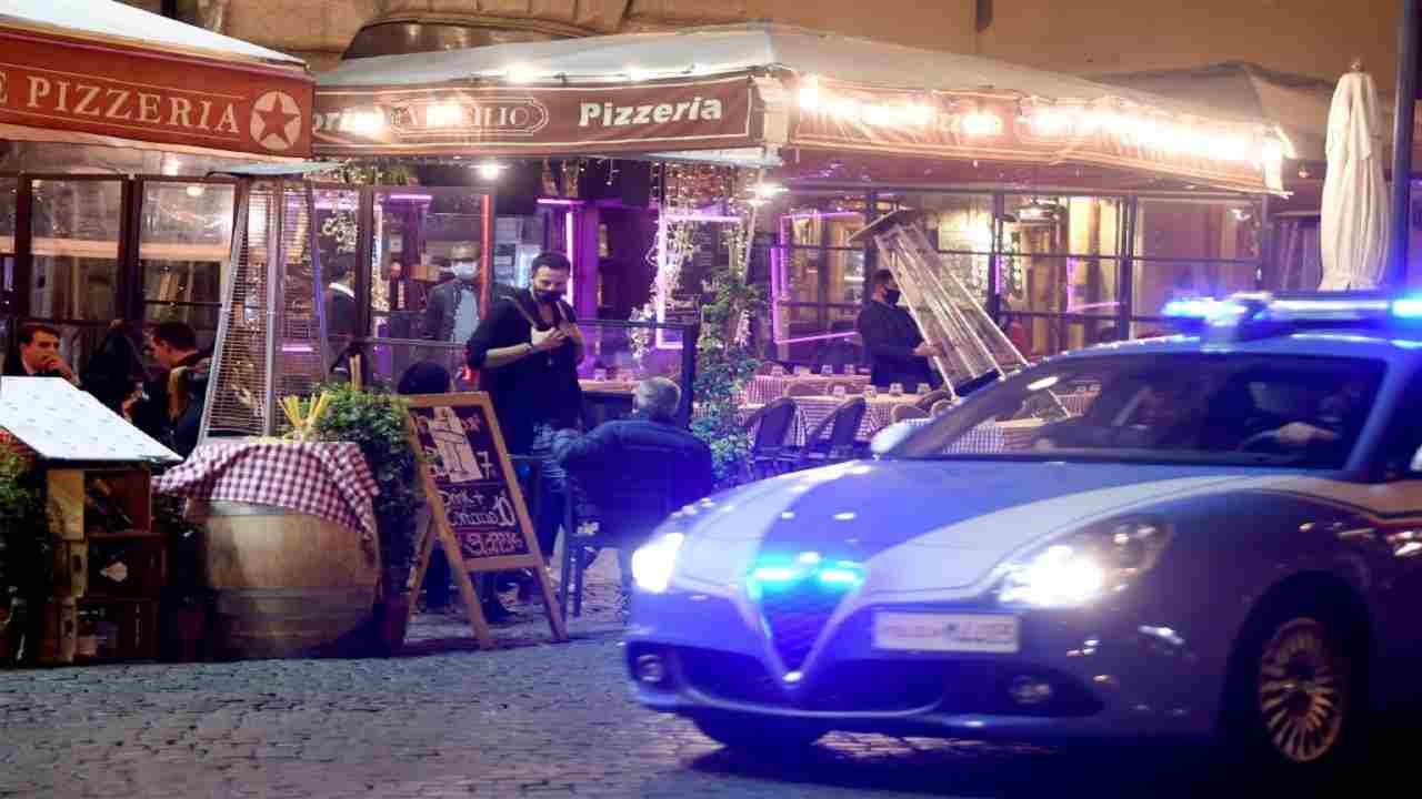 Polizia Roma inseguimento notte ragazzi