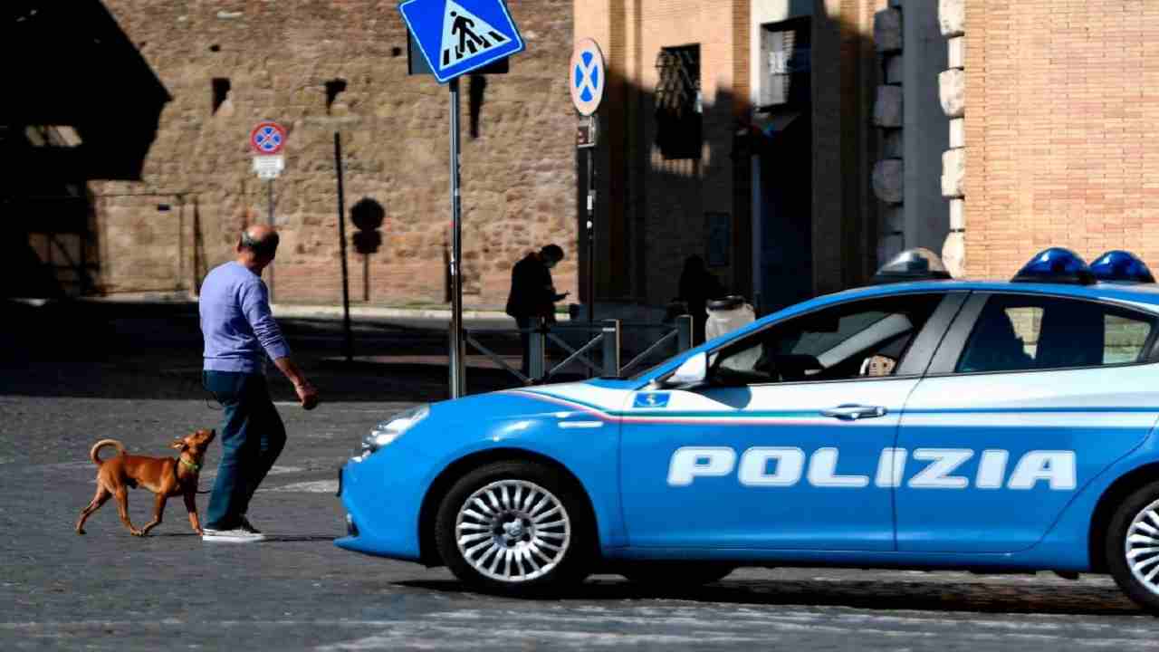 Roma danneggia auto sampietrini