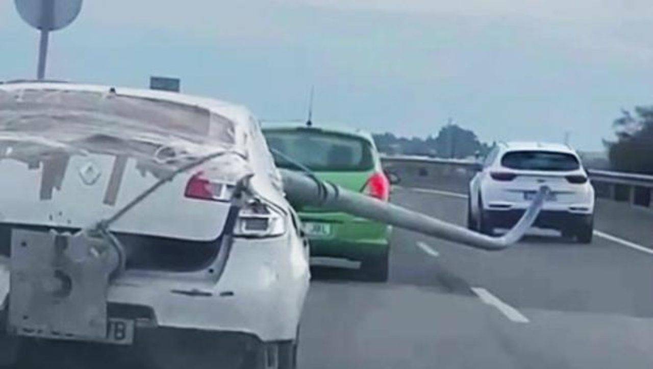 Auto, in autostrada con un lampione: l'incredibile video in Spagna