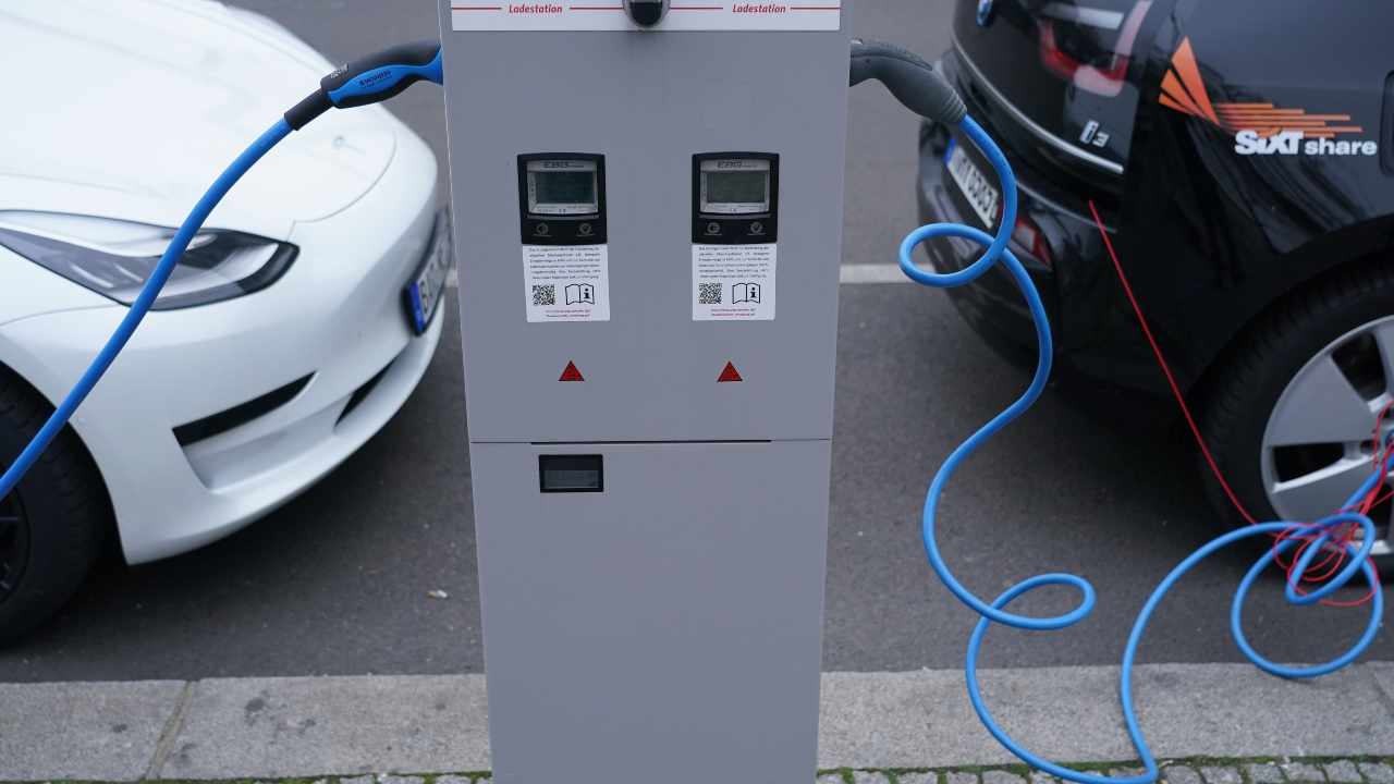 Auto elettriche - stazione ricarica