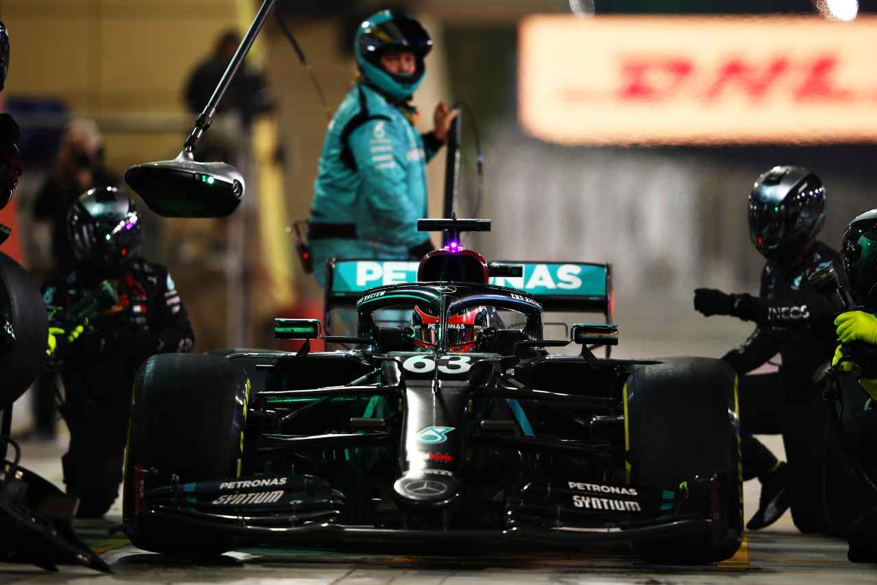 F1 GP Sakhir, il doppio pit stop Mercedes è un disastro: le sanzioni possibili
