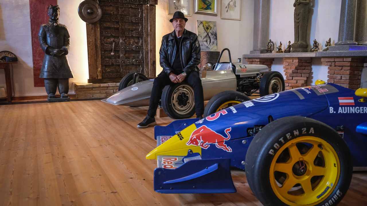 Ottocar J posa con gli esemplari della sua collezione da record (foto Porsche)
