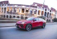 Lamborghini Urus, la versione più natalizia che ci sia - Video