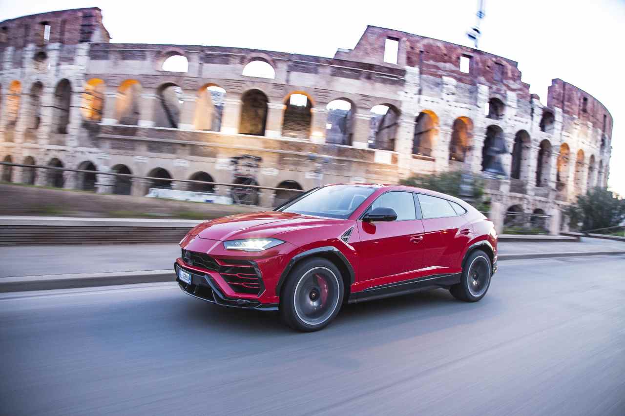 Lamborghini Urus, la versione più natalizia che ci sia - Video