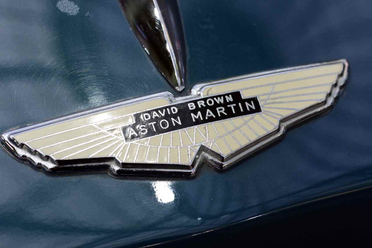 Aston Martin, storia e significato del logo con le ali