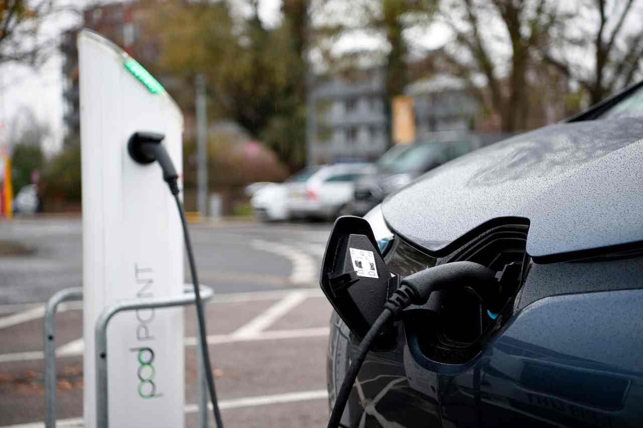 Auto, gli effetti possibili della svolta "green" (foto Getty)