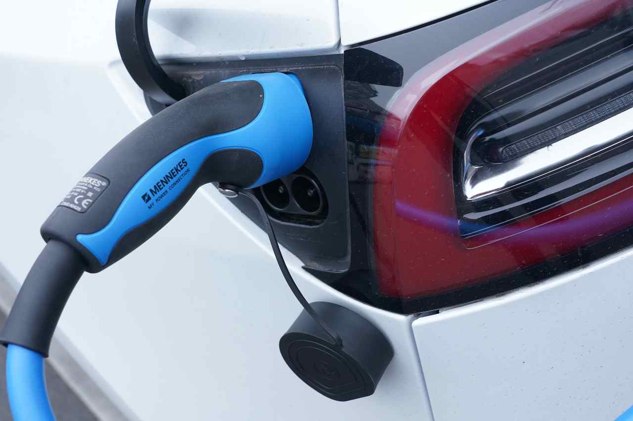 Auto elettriche, la distribuzione delle colonnine di ricarica