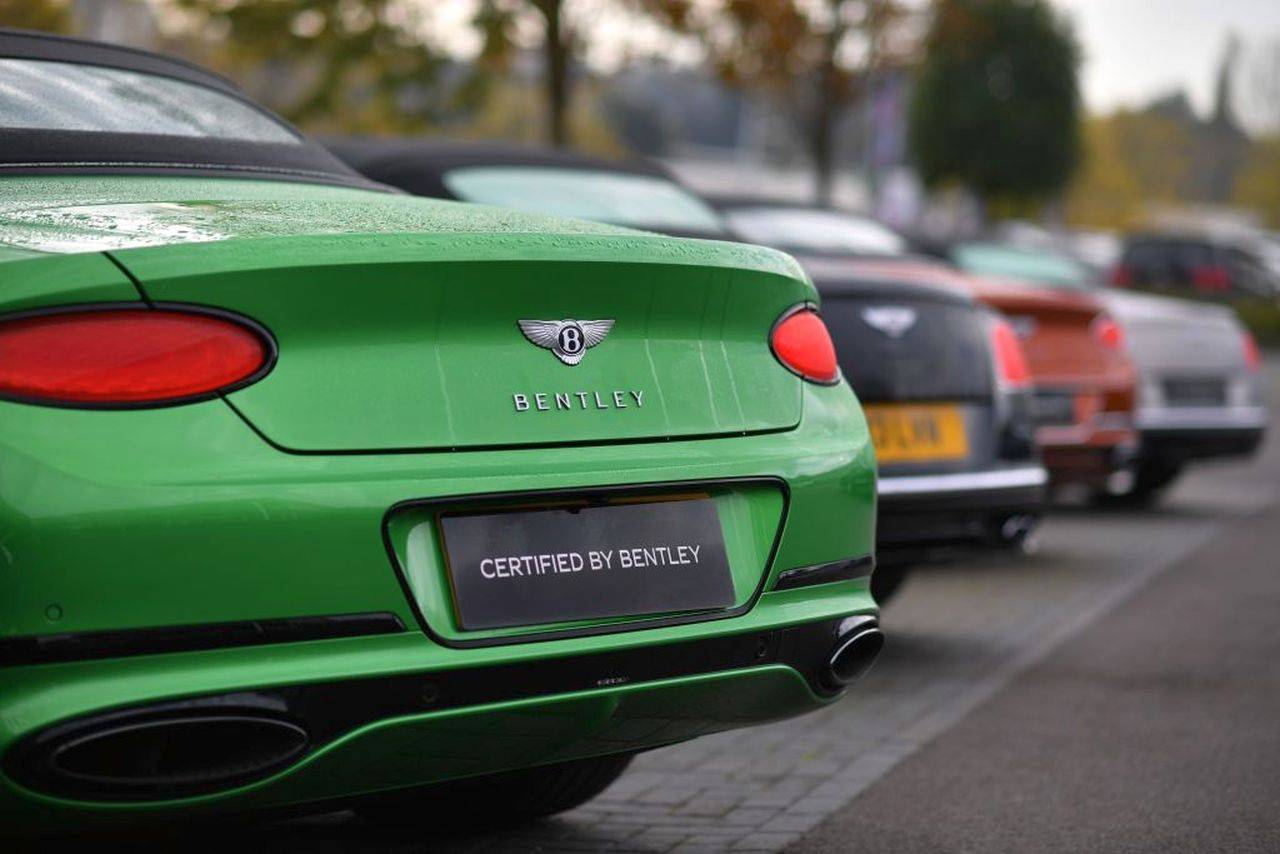 Bentley, Rolls Royce e Porsche: 38 auto di lusso sequestrate a evasore