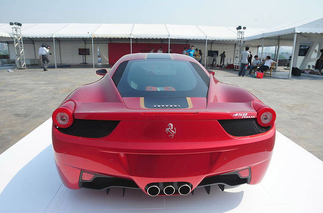 Gira in Ferrari mentre percepisce il Reddito di Cittadinanza: denunciato