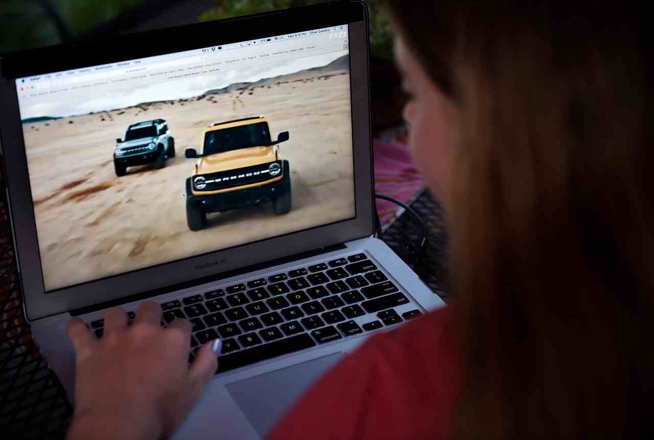 La Ford Bronco.. che fissa le capre: il video dello spot