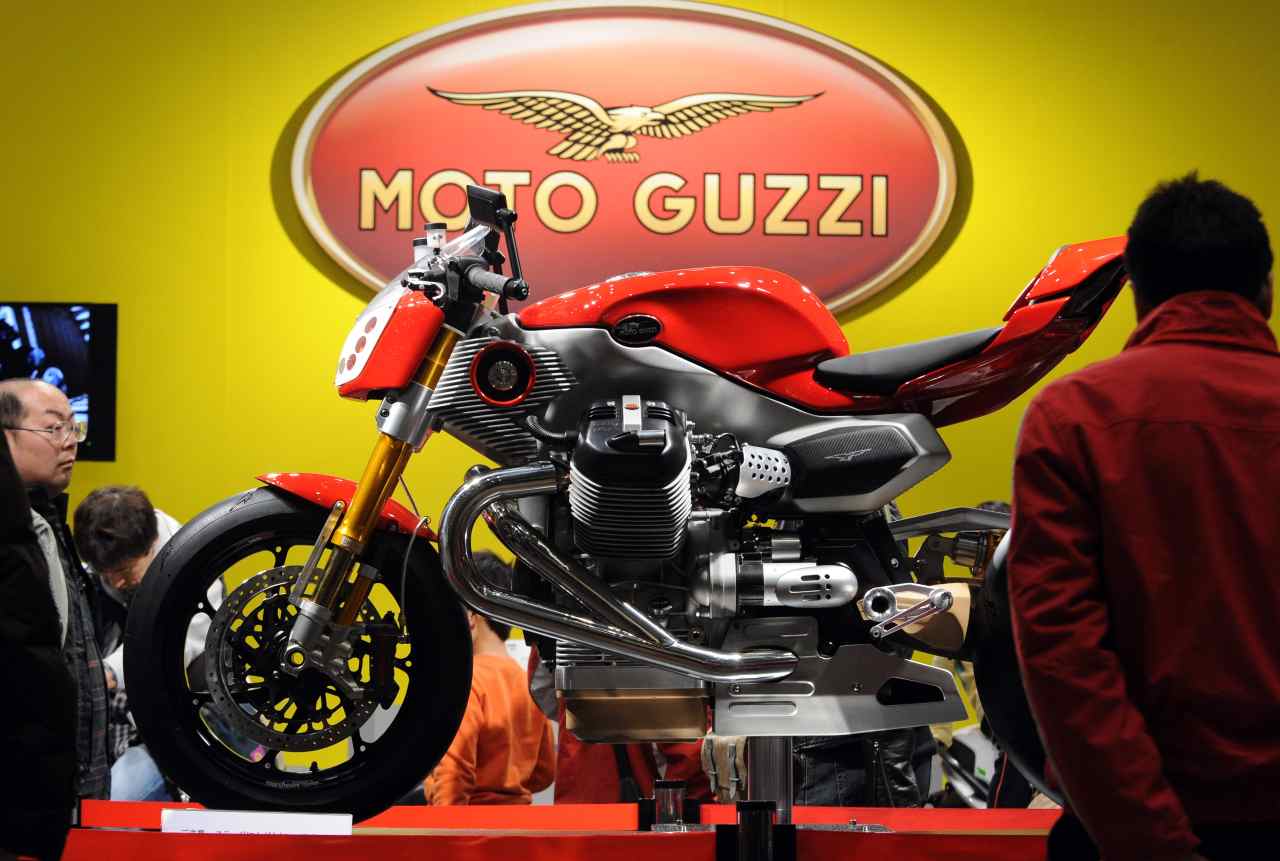 Moto Guzzi, la serie limitata: livree speciali per il centenario - Foto