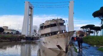 Fiumicino, nave contro il ponte 2 Giugno: “Disastro scampato” – Video