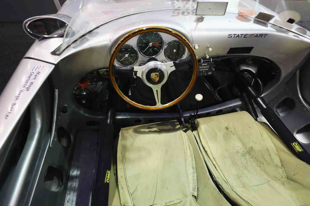 L'interno di una storica Porsche 550 A Spyder (foto Getty)