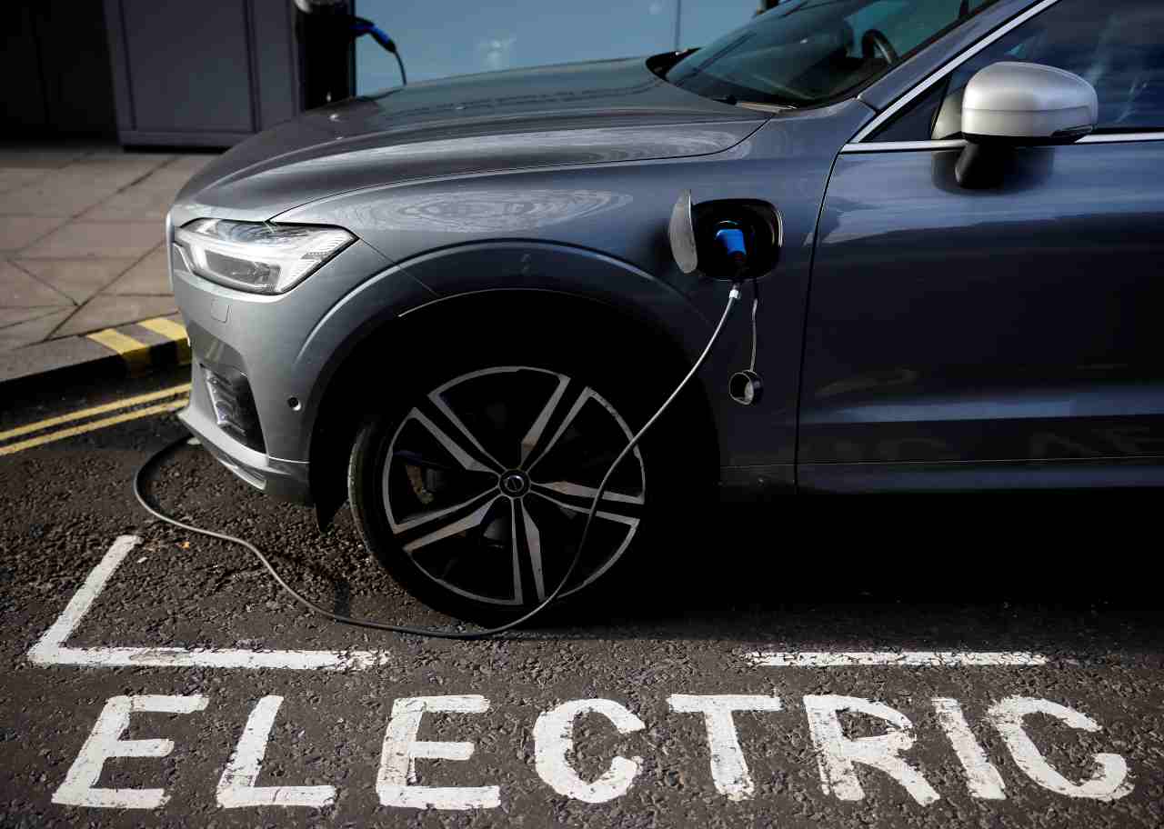 Auto elettriche, la mappa delle colonnine: il rapporto Motus-E