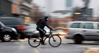 Newton-Rider, il casco pieghevole e hi-tech che entra in uno zaino | Video