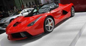 LaFerrari, una replica fatta di neve: l’opera bizzarra in un video