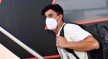 Marquez mostra il braccio operato, poche differenze con l’altro | Foto