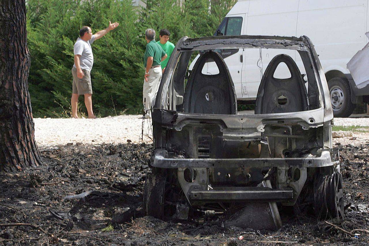 Incendiano Auto e si riprendono col telefono: presi due minorenni