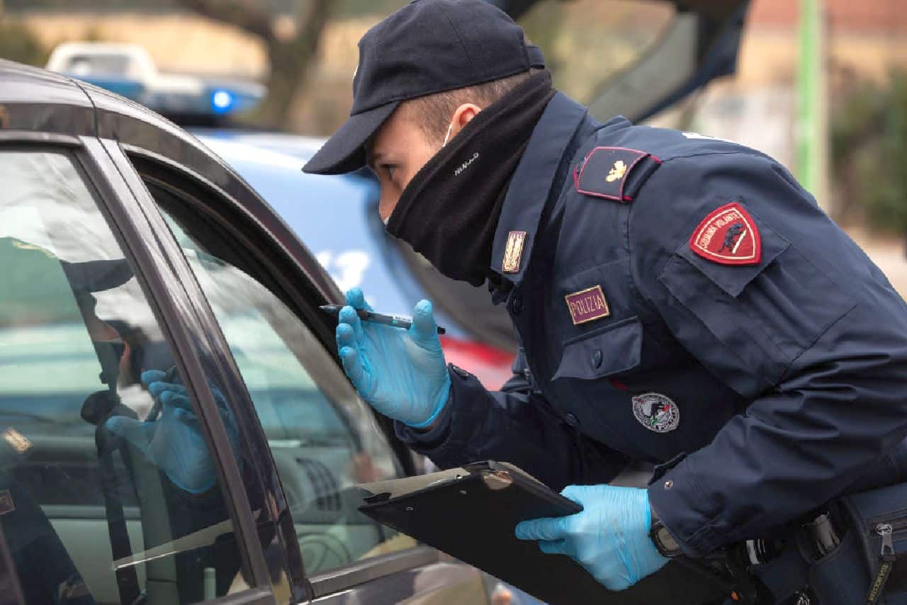 Ragazzino di 15 anni guida Auto non assicurata: fermata la madre