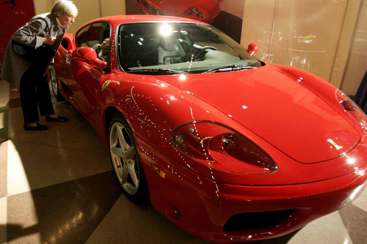 Ferrari 360 Modena pagata in Bitcoin, gli scenari (foto Getty)