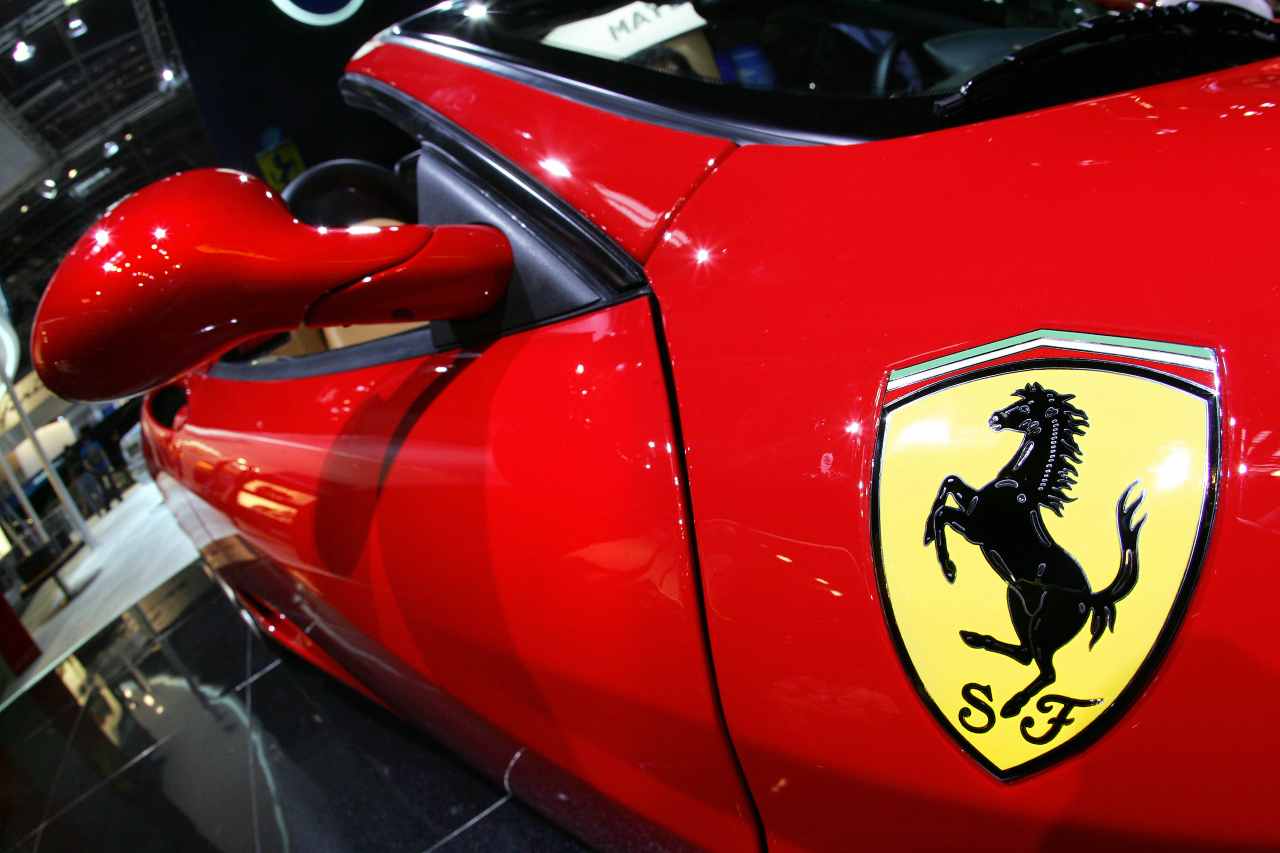 Auto, Ferrari batte Tesla: la prima comprata in Bitcoin non è di Elon Musk (foto Getty)